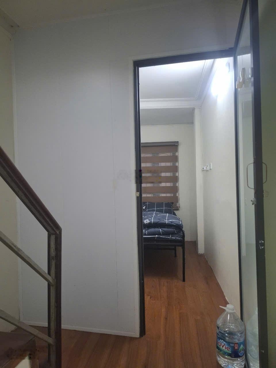 4 phòng cá nhân, 2 vệ sinh, đầy đủ điều hòa, máy giặt điều khiển từ xa, tủ lạnh, tất cả còn mới