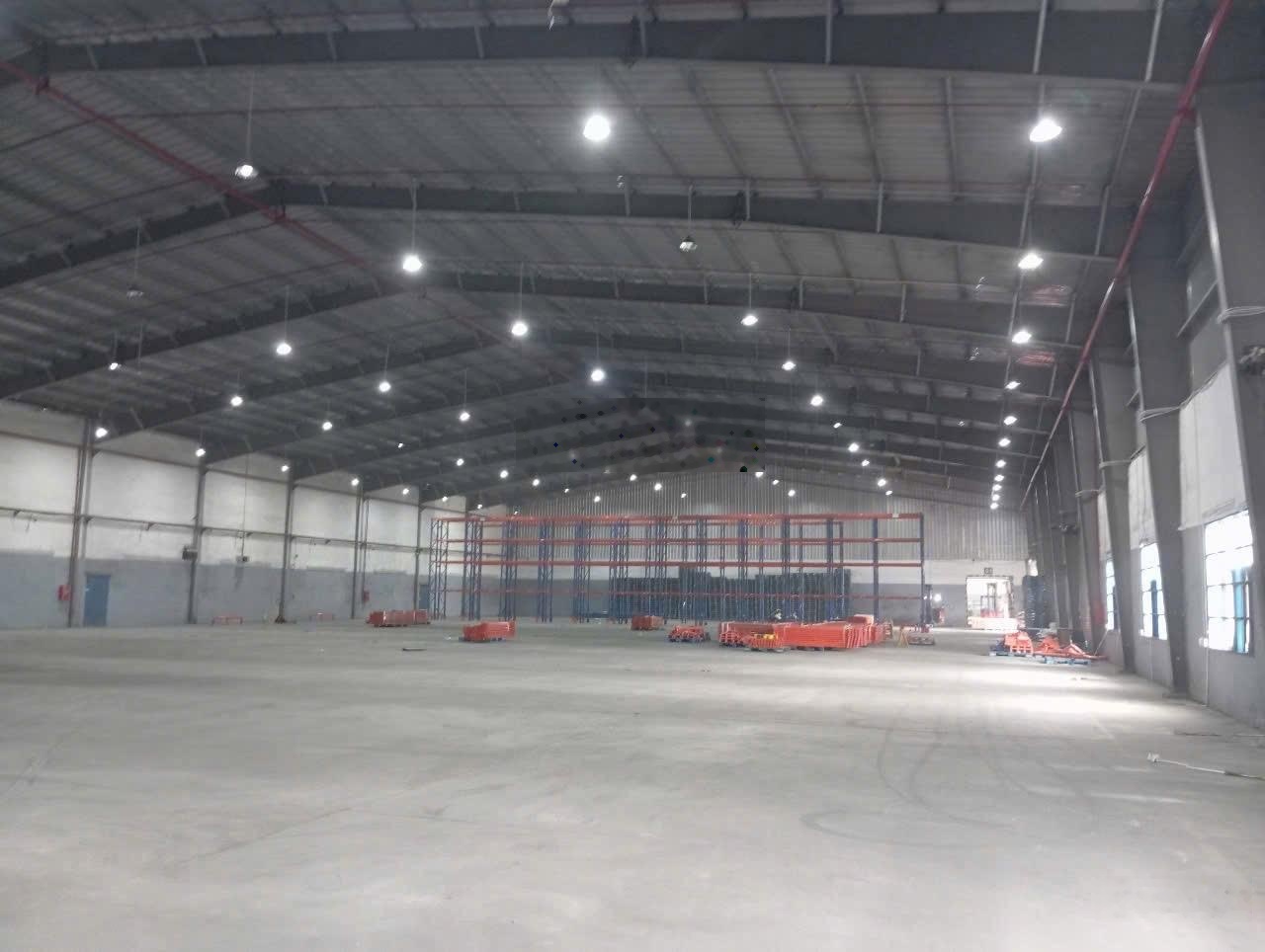 Cho thuê kho xưởng 3000m2 gần Khu Công Nghệ Cao, có pccc, xe container vào, có cắt lẻ cho thuê