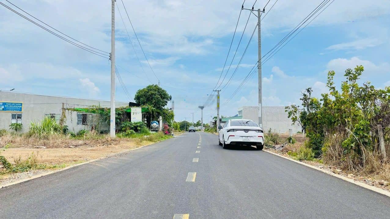 Đất mặt tiền đường Cách Mạng Tháng Tám - TT Đất Đỏ - BRVT tổng DT: 647m2 (10 x 68m)