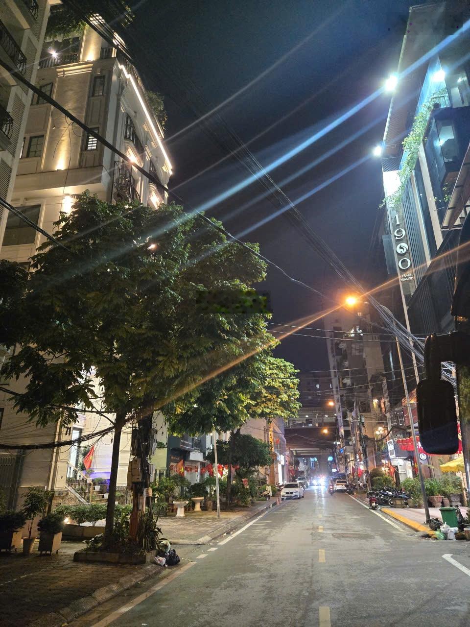 Cho thuê toà nhà mặt phố, vị trí đắc địa 71-73 nguyễn hy quang, đống đa