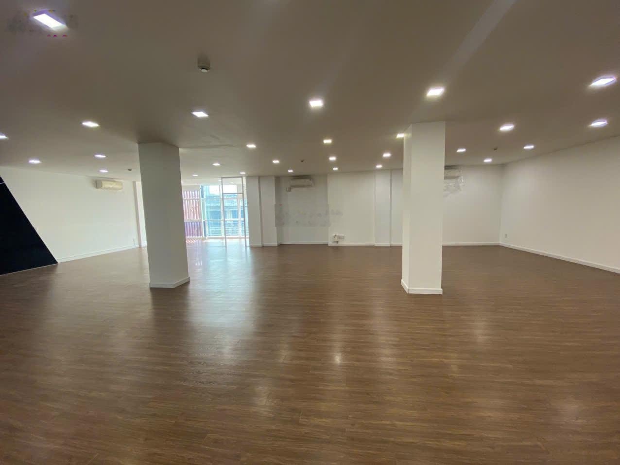 Cần cho thuê sàn văn phòng diện tích 200m2 tại khu vực Quận 10, gần Cách Mạng Tháng 8 - sẵn SETUP