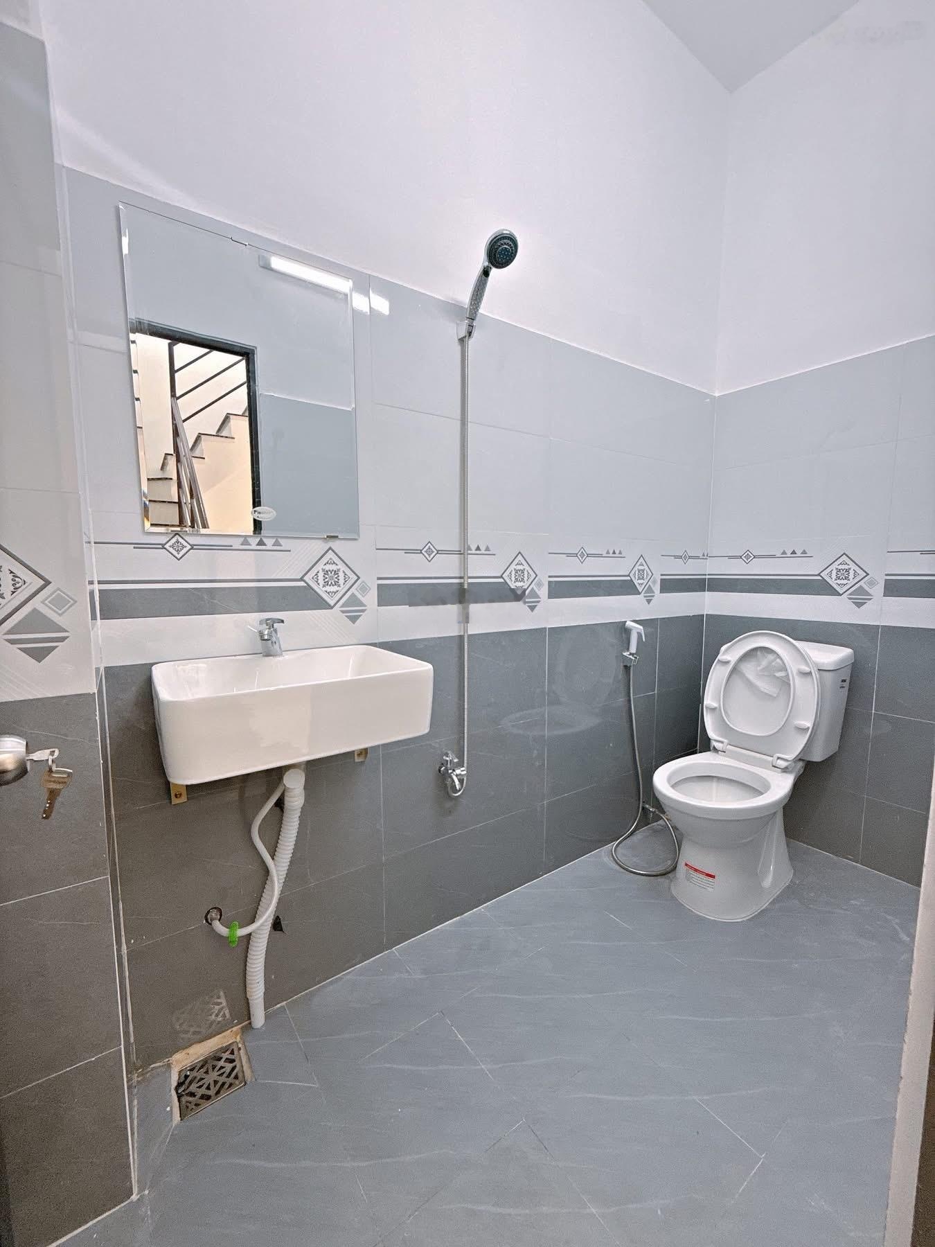 Nhà cho thuê 7tr tháng, bán gấp giá 2 tỷ 050 không phát sinh, sổ hồng riêng, không giải toả