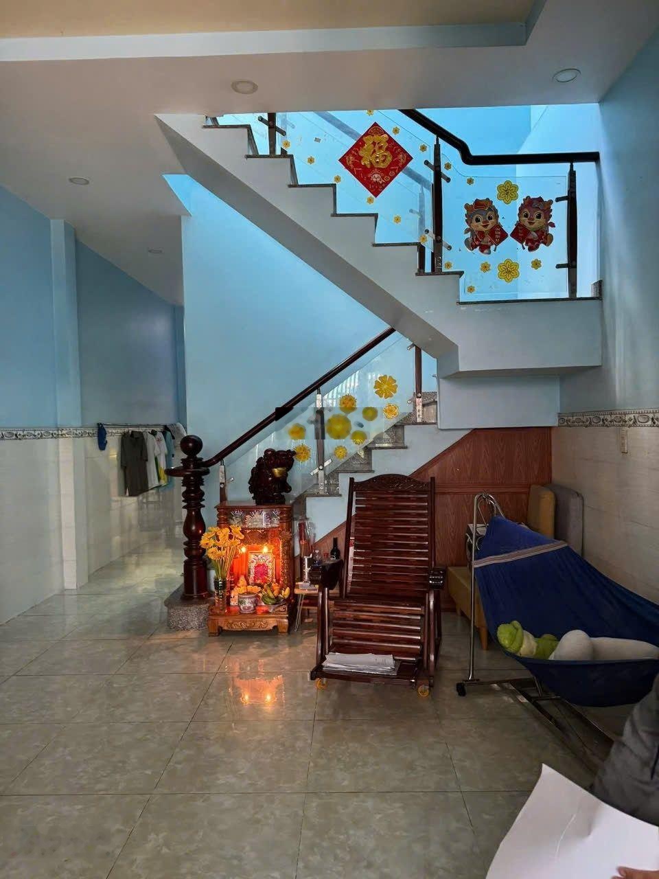 Bán nhà 30m ra trần thi bốc sổ hồng riêng 1 lầu đúc thật hóc môn giá 4.75 tỷ.