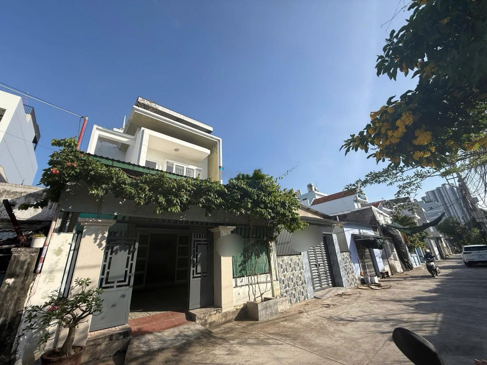 Bán nhà hai mặt tiền. Cách biển bãi tắm chỉ 300m
