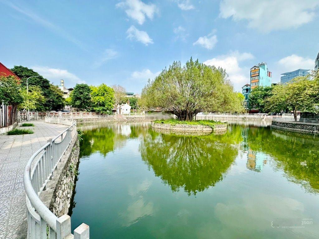 Nhà xây mới tinh 5 tầng có thang máy. View đại lộ sông Hồng- một mặt view hồ. Thoáng Vĩnh viễn