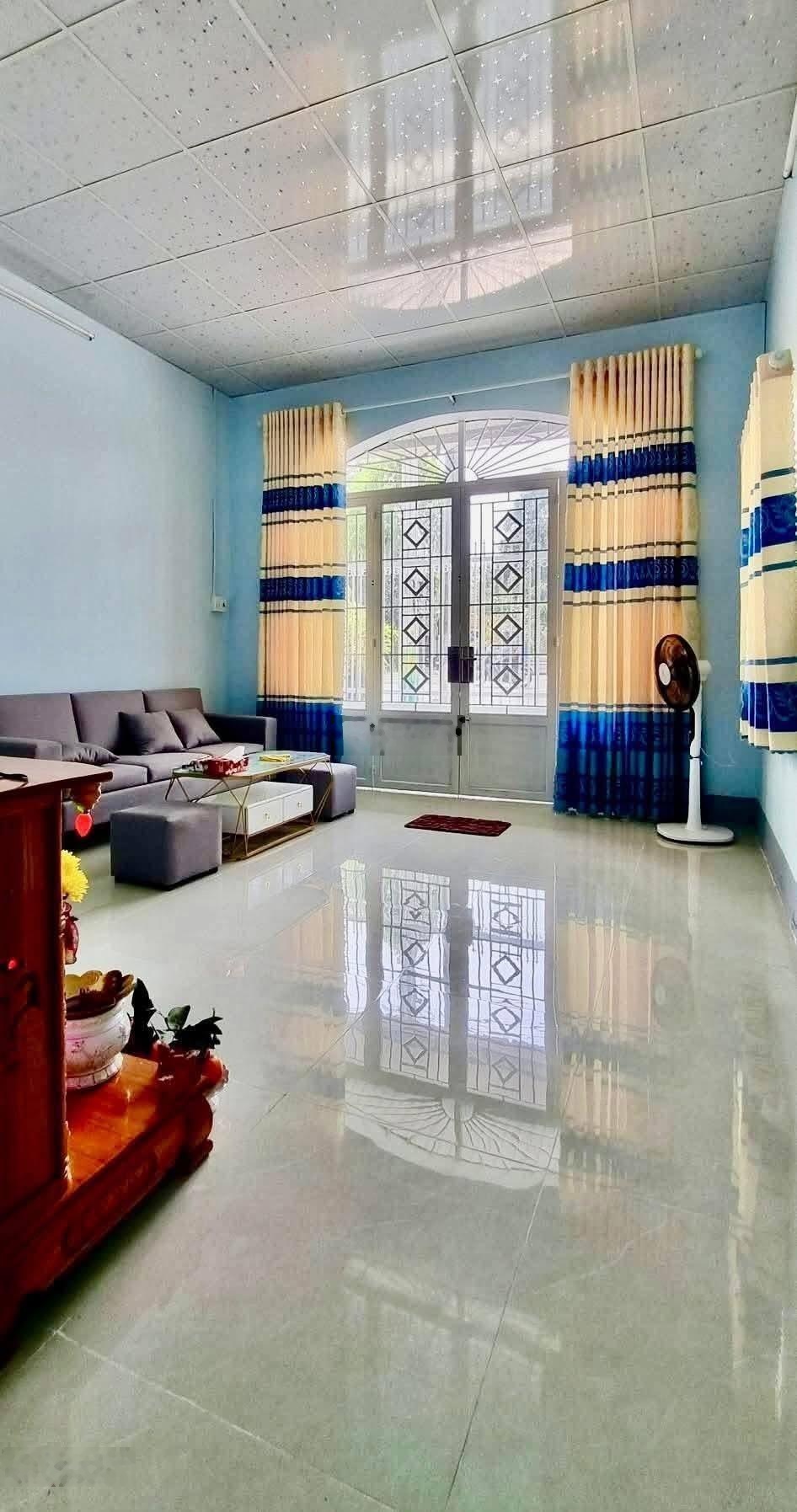 Bán nhà mặt tiền kinh doanh buôn bán ngang 10m tại bình dương