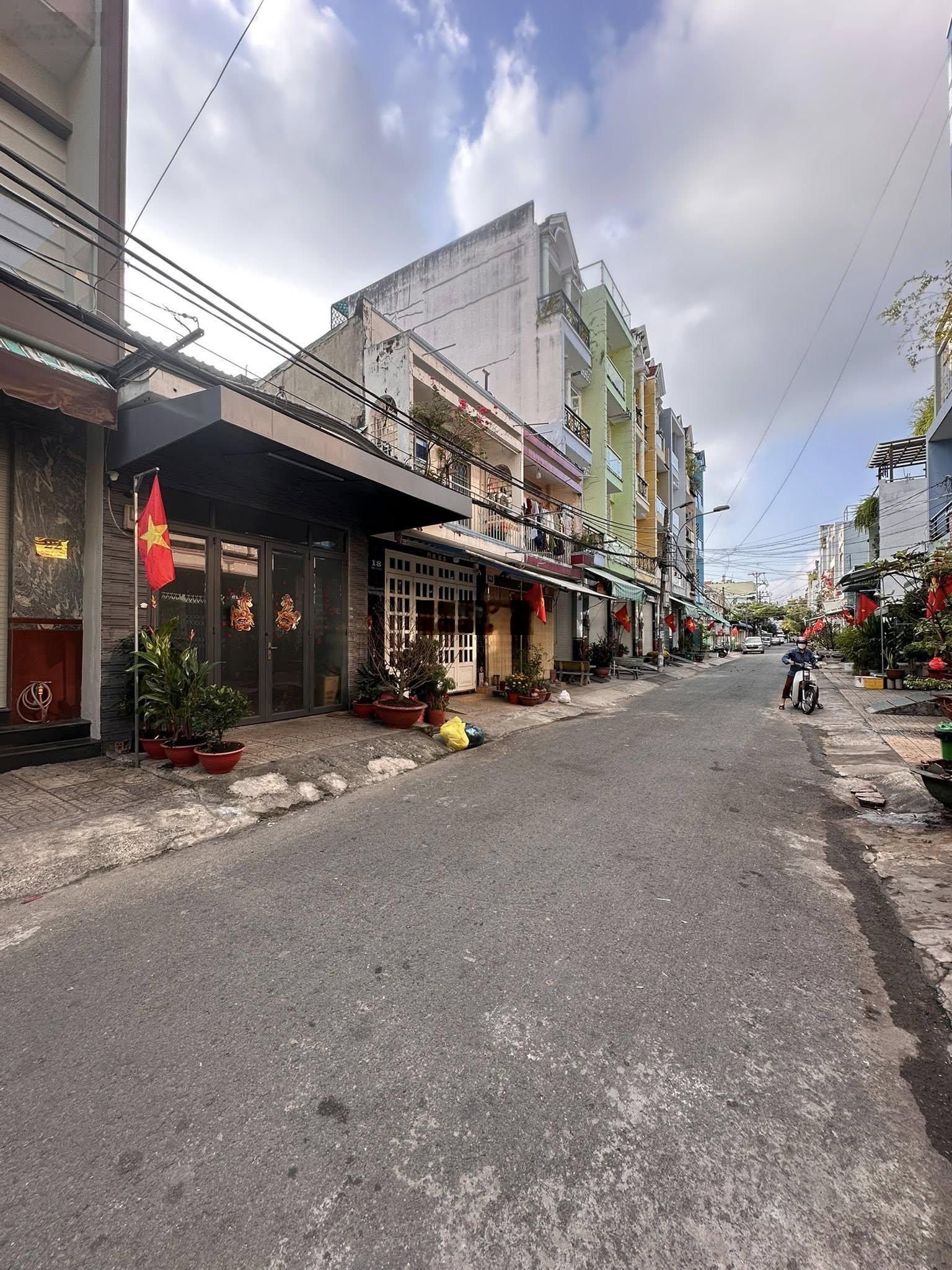 Nhà MT Đường 12, Khu Tên Lửa, BT, 4x10m, 3,5 tấm, 7,25 tỷ. Nhà 4pn+1 phòng thờ,Sân thượng trước sau