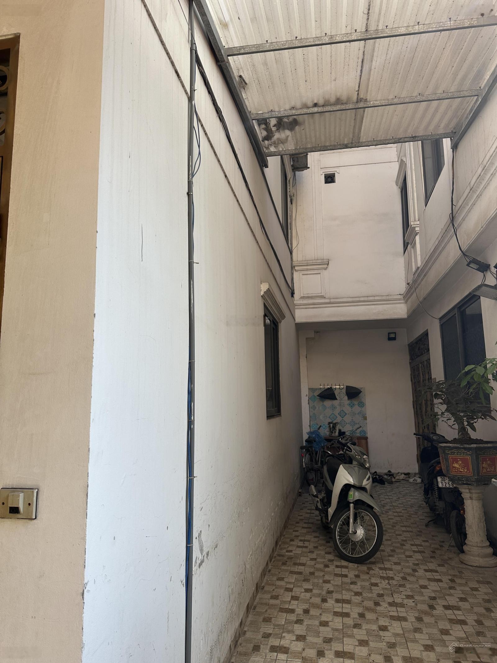 Cc cần bán gấp nhà 40m lô góc phố bát khối - lb - 3 thoáng sáng . 10m oto tránh dừng đỗ ngày đêm .