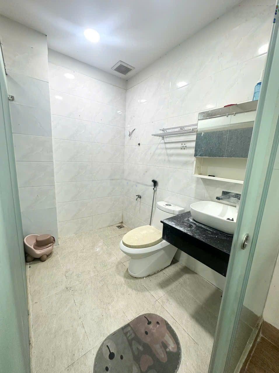 (9 tỷ TL) nhà 3 tầng đẹp, ngay khu Hà Đô Centrosa, hẻm xe hơi, gần đường lớn 42m.!