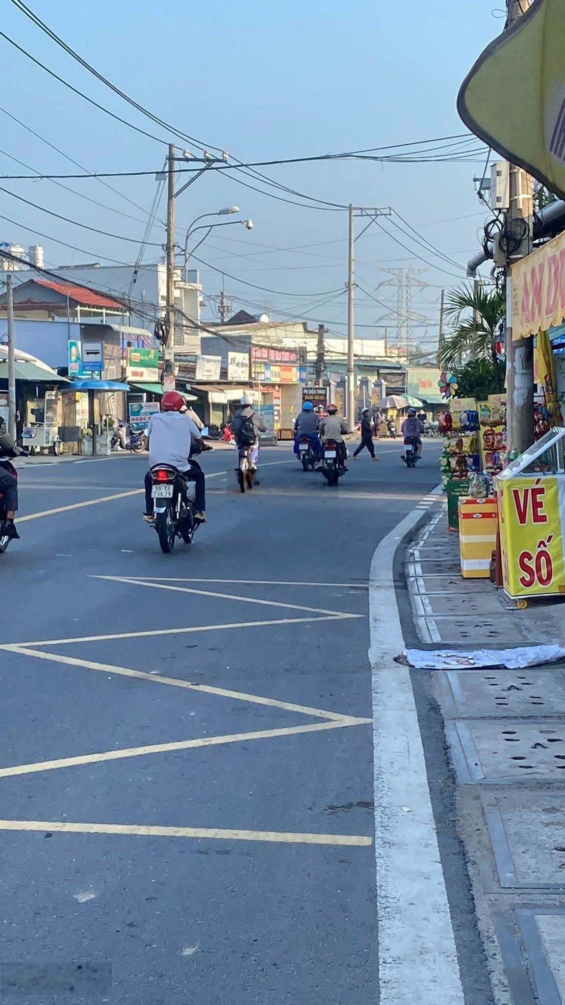 Tôi cần bán lô đất f0 chưa qua đầu tư,gần BV Xuyên Á,5x27 full thổ 2 mt trước sau giá 1 tỷ 88.