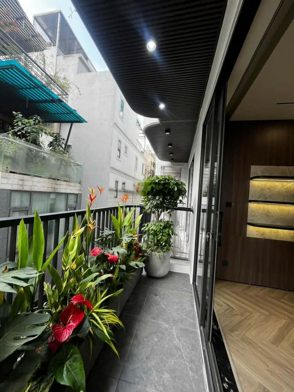 Bán nhà phố Nguyễn Văn Cừ,diện tích lớn,91m2-7 tầng,thang máy,full nội thất,giá 30.8 tỷ.