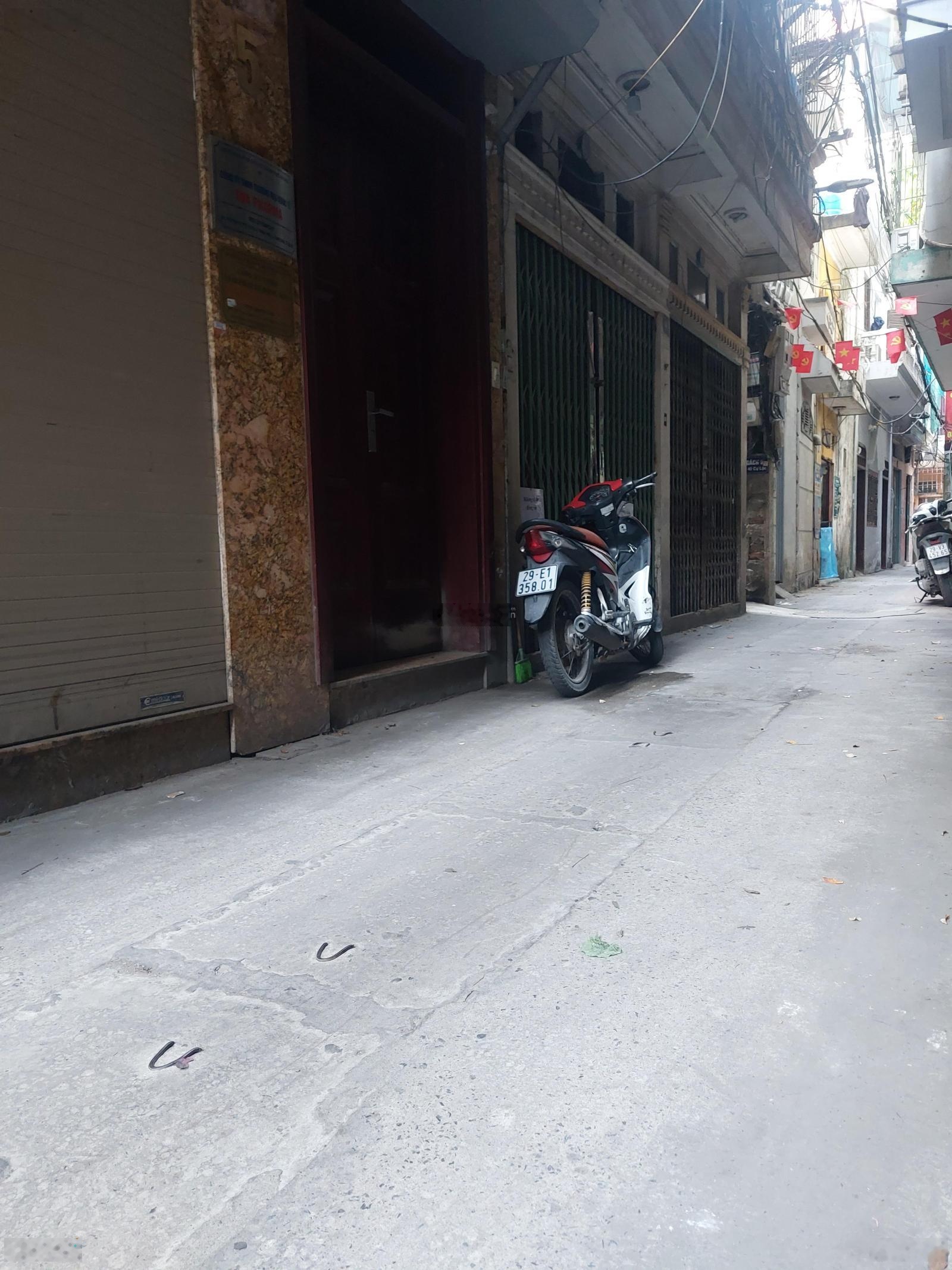 Bán gấp nhà Cự Lộc, Thanh Xuân, 35 m2, ô tô lùi cửa, 20m ra mặt phố, gần Royal city, 8.8 tỷ