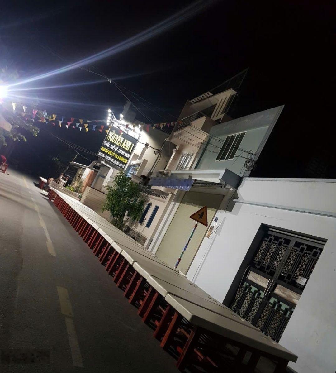 Nhà mặt tiền đường nhựa 8m, cách chợ đầu mối 700m, gần bến xe, trường học, chợ, siêu thị.