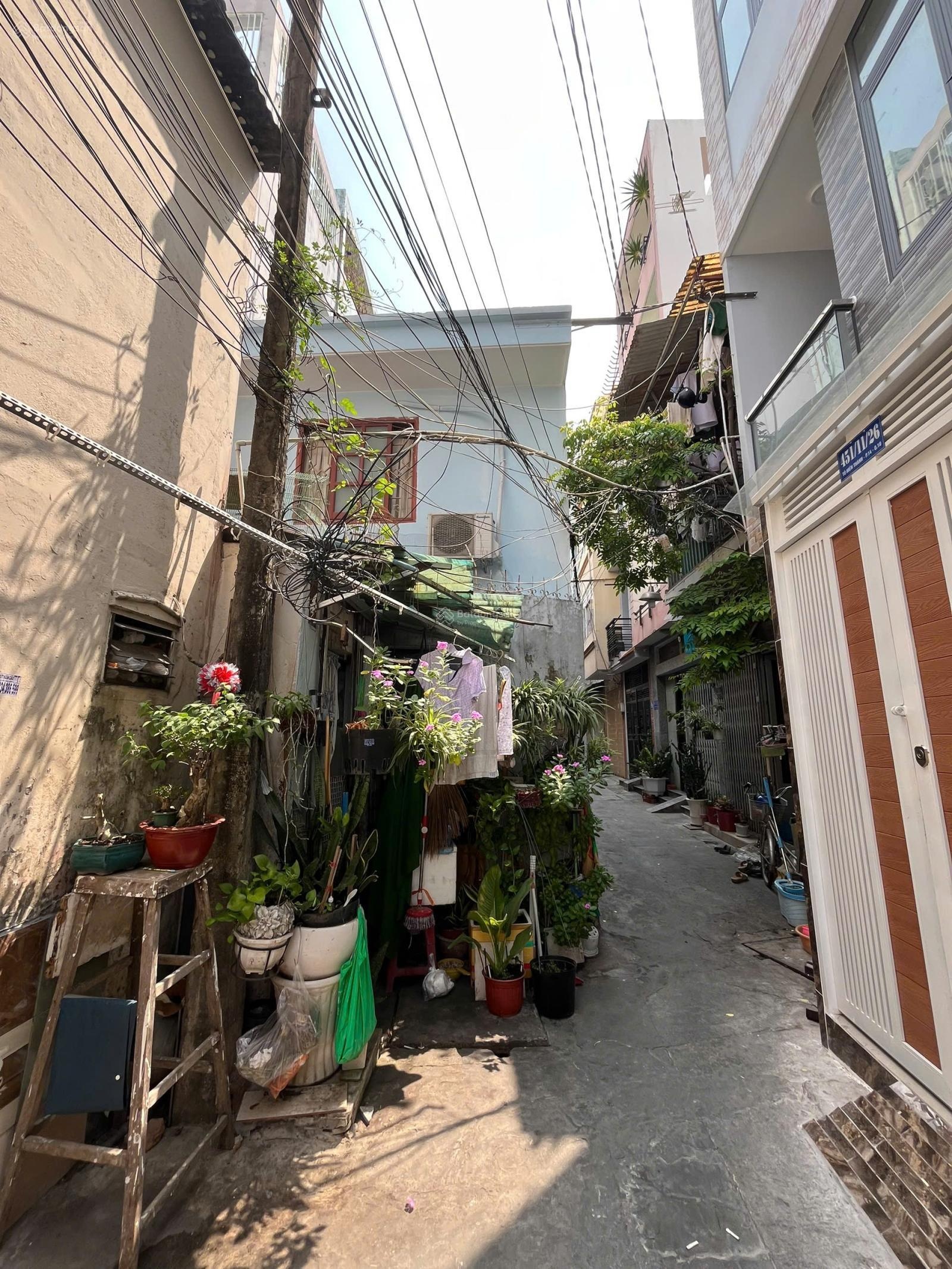 Bán nhà Quận 10, tổng diện tích đất 121,8m2. Nhà ba mặt tiền, không tường chung, cửa sổ 4 mặt nhà