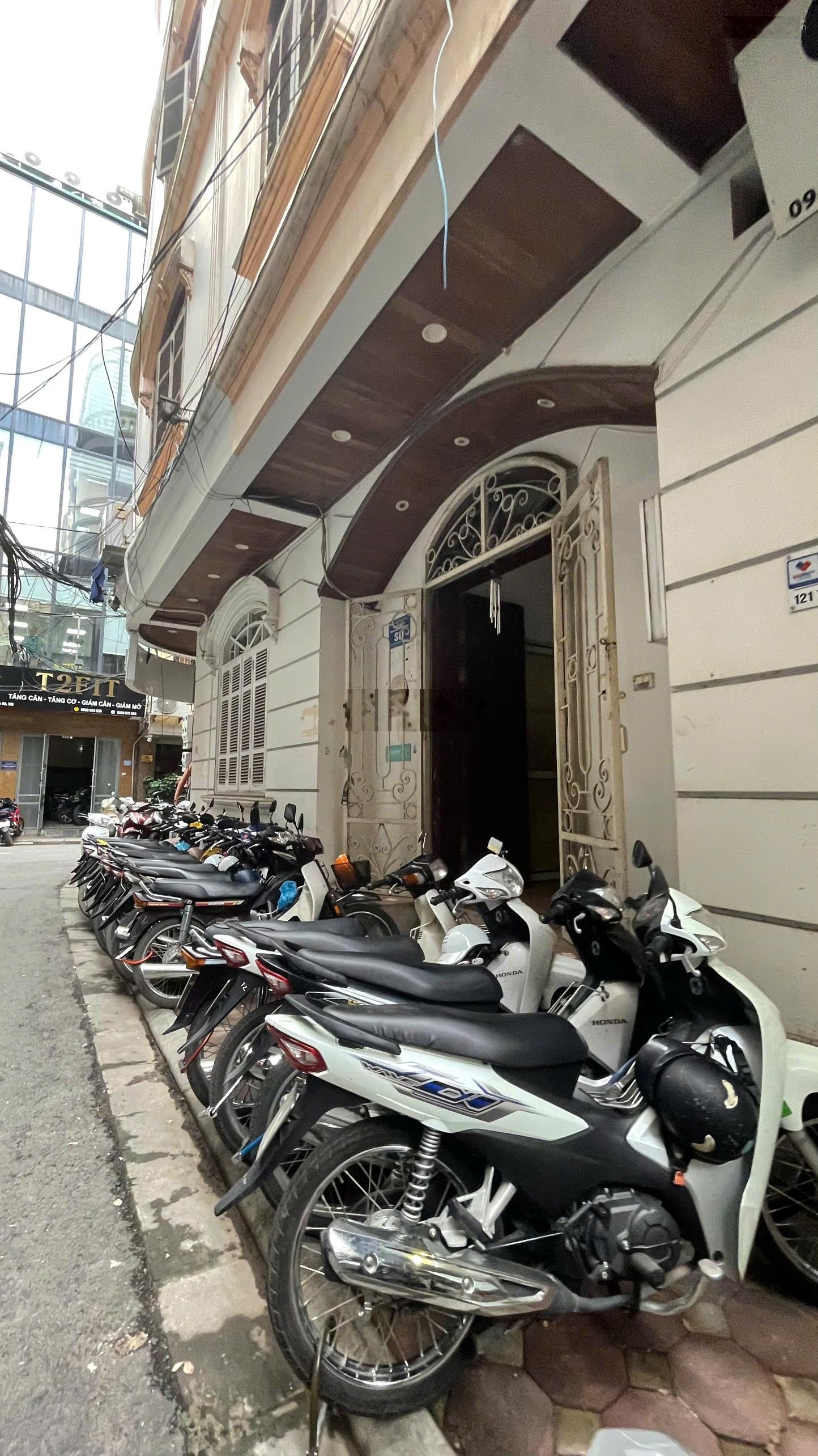 Cho thuê nhà làm văn phòng tầng 4 rộng 35m2 thông sàn vuông vắn tại Thái Hà ngõ ô tô