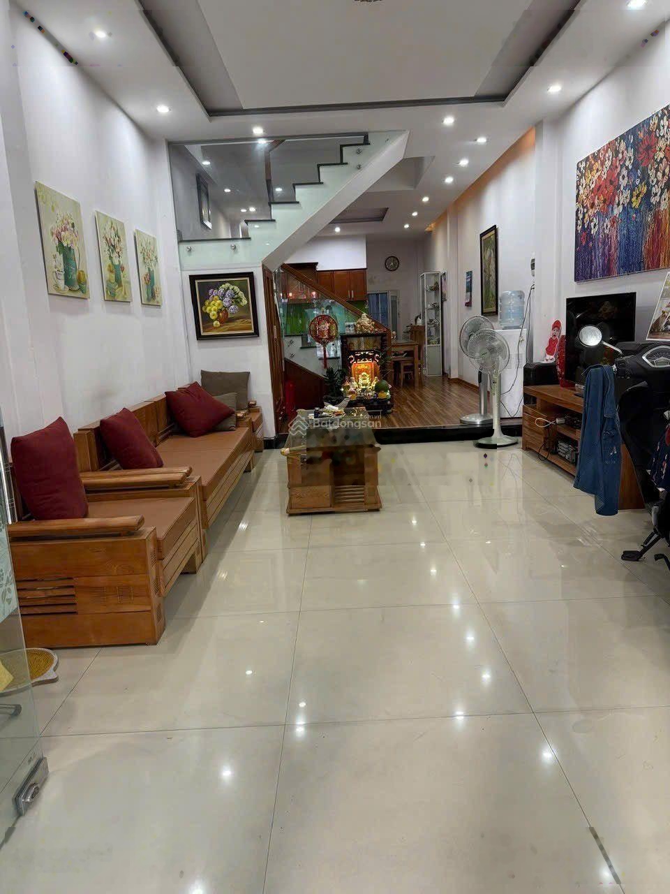 Bán nhà 3 tầng mặt tiền đường Bùi Thị Xuân