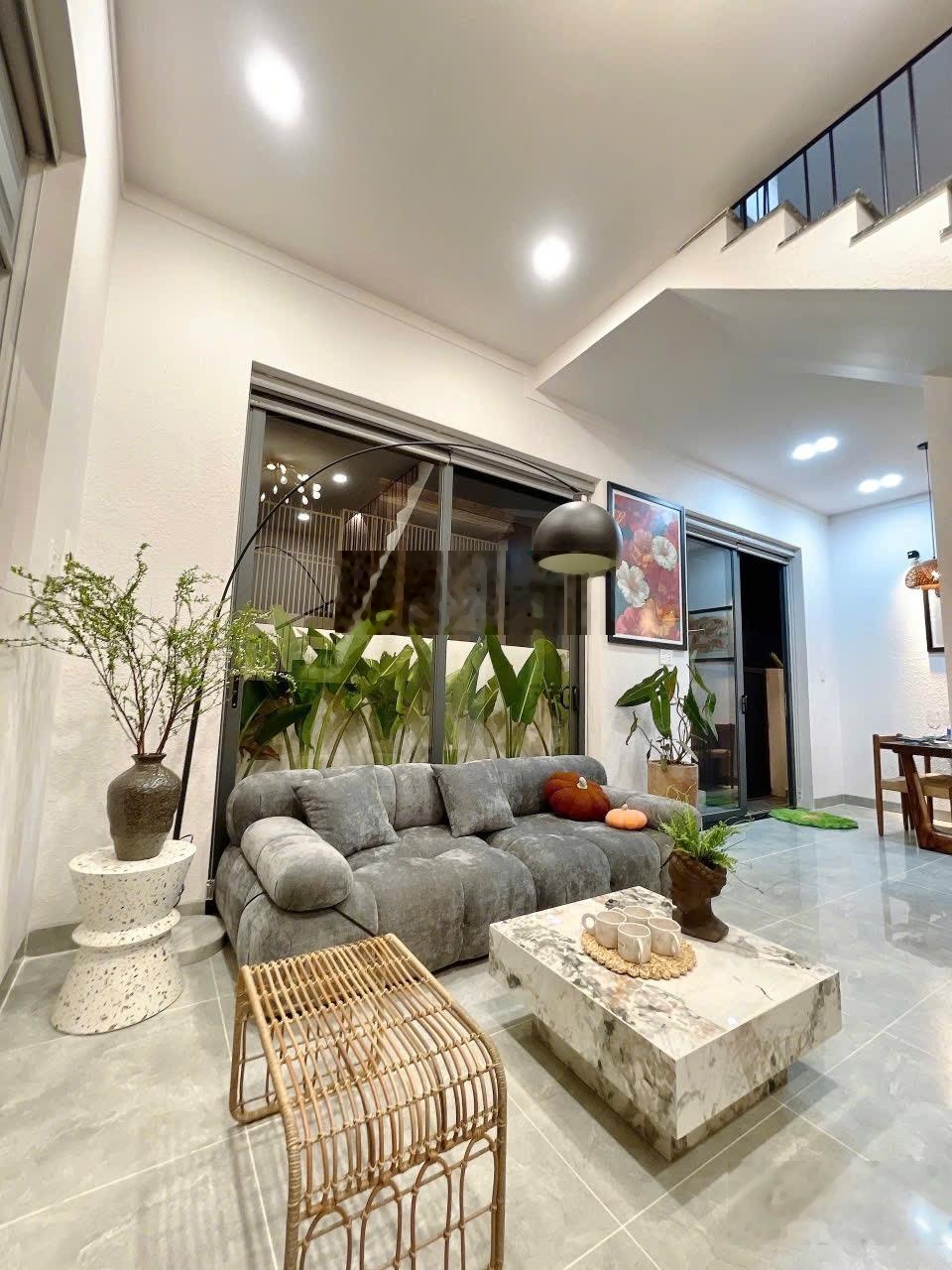 Nhà full nội thất 2 mặt tiền hẻm Dương Vân Nga