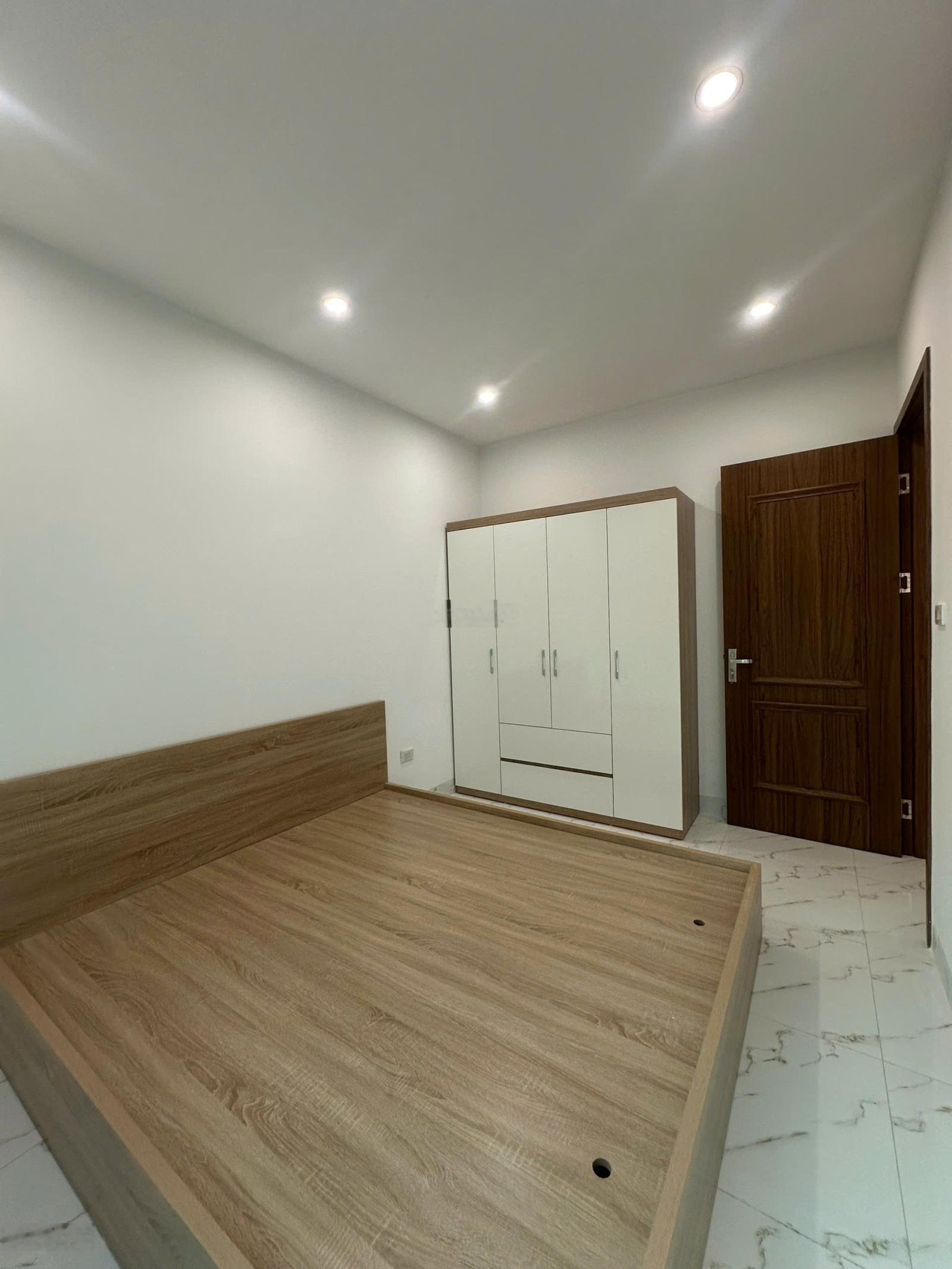 Nhà 4T*63m2 cách 50m ra đường tỉnh lộ, khu thị trấn. Có sân cổng riêng, full nội thất. Giá 4,35 tỷ
