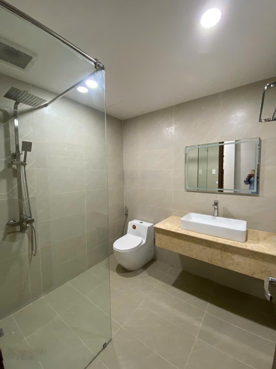 Nhà mới cứng , sẵn dòng tiền 70tr/tháng ngay Ngã tư Hàng Xanh, gần đại học Hutech