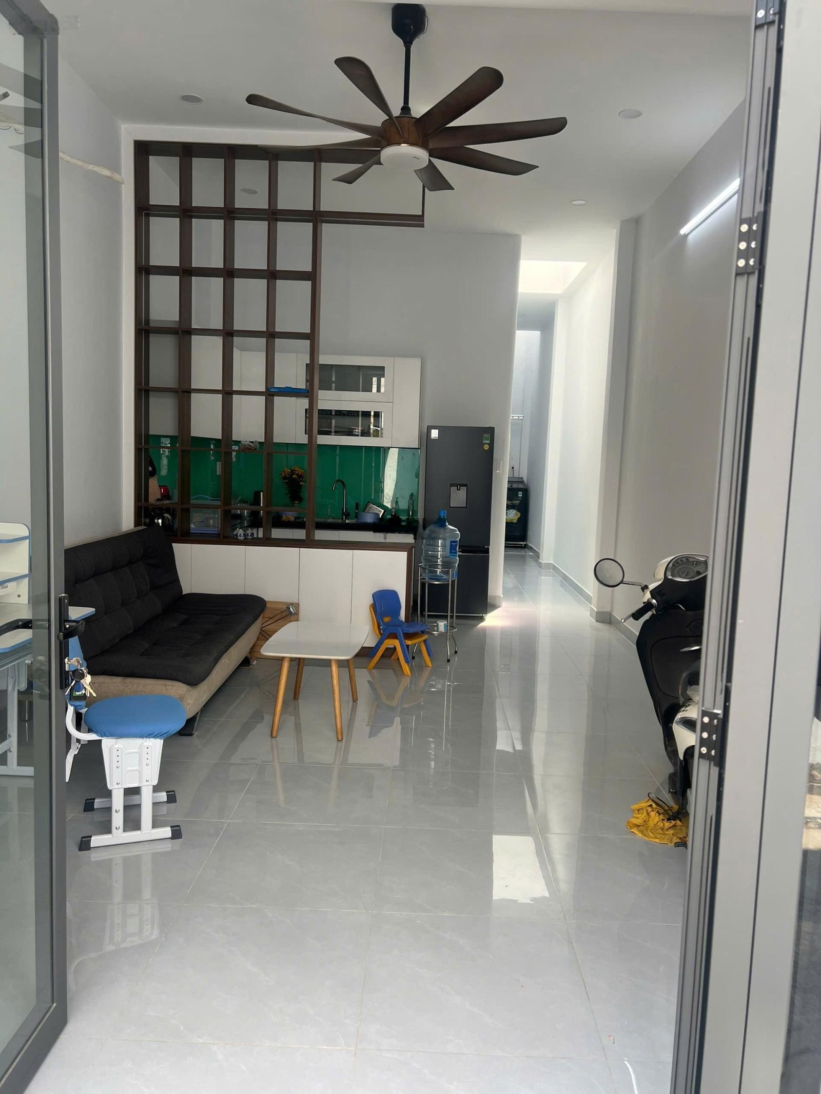 Hh 1% nhờ dv dẫn dùm nhà Trần Thị Điệu hẻm xe hơi dt 4x13m cn đủ