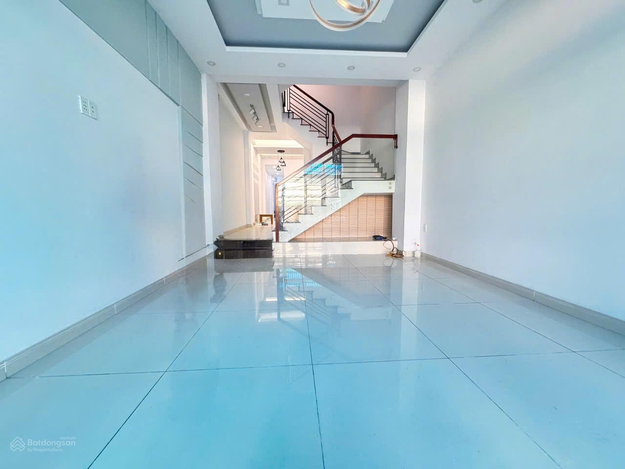 Bán nhà dài "mê mê" 26.5m - đi vài bước đến siêu thị emart phan huy ích - xe hơi ngủ trong nhà