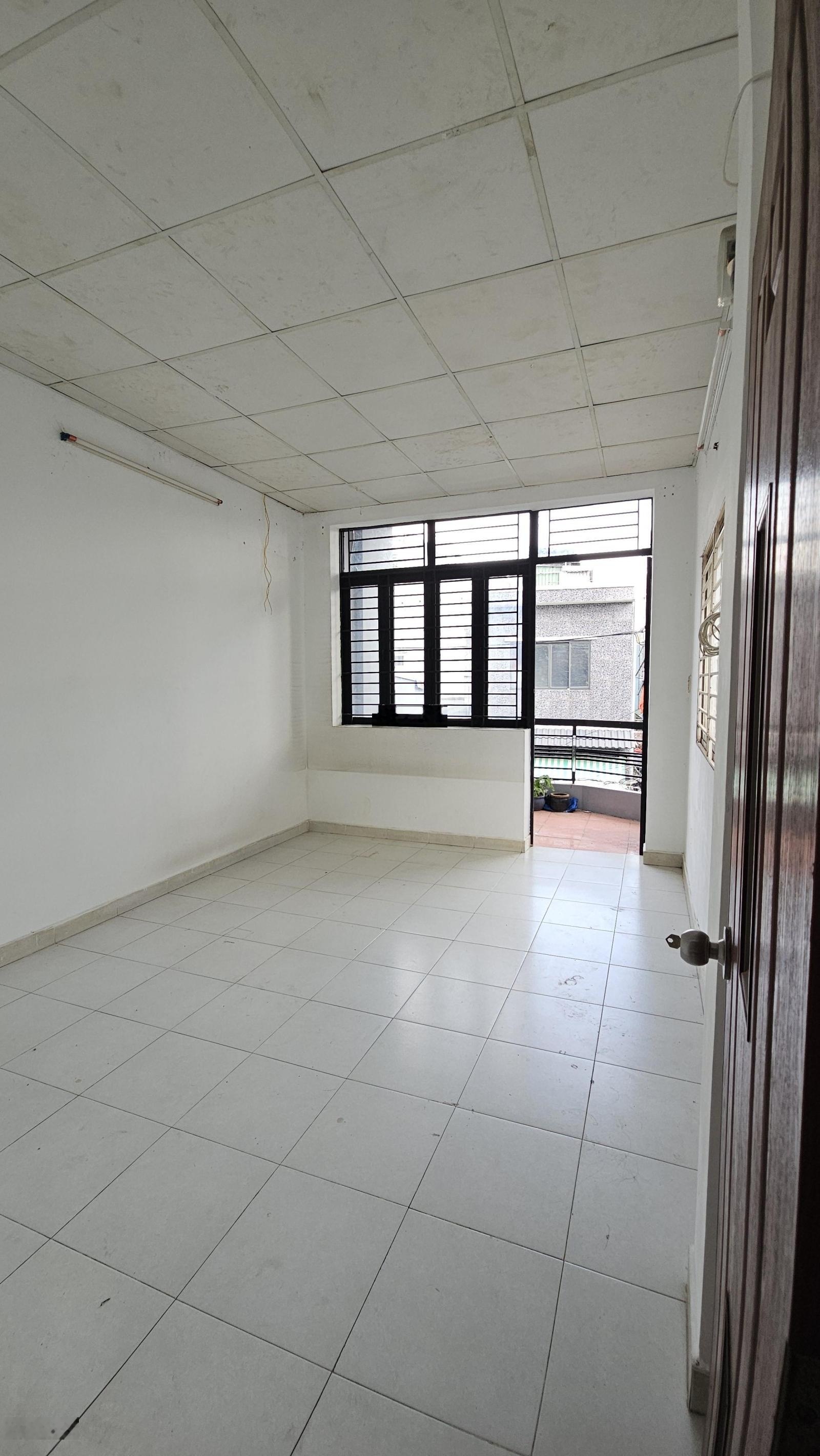Nhà 4 tầng có sân rộng chà bá hẻm ba gác thẳng
