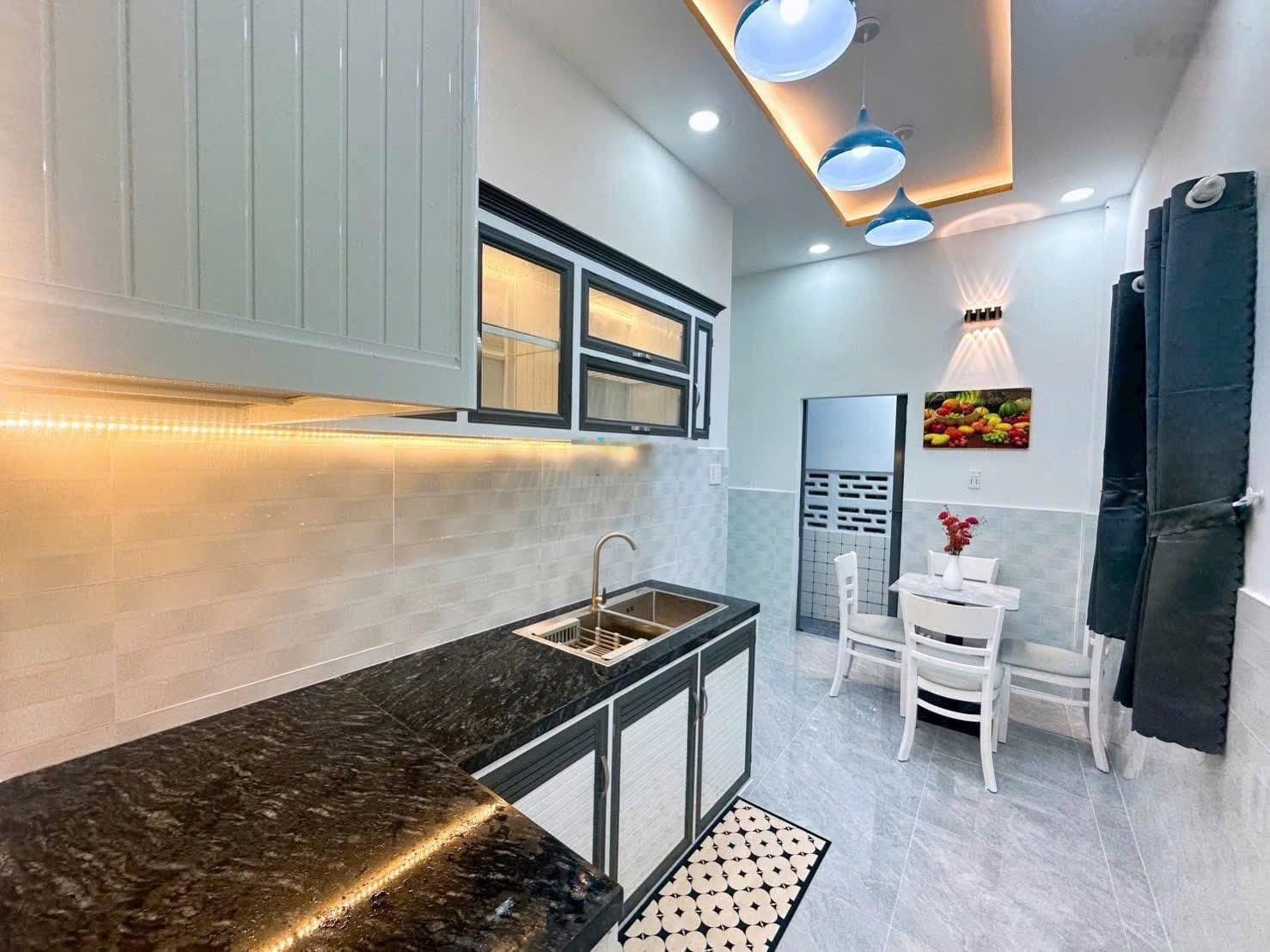 Kẹt tiền bán nhanh nhà mới xây Cần Giuộc