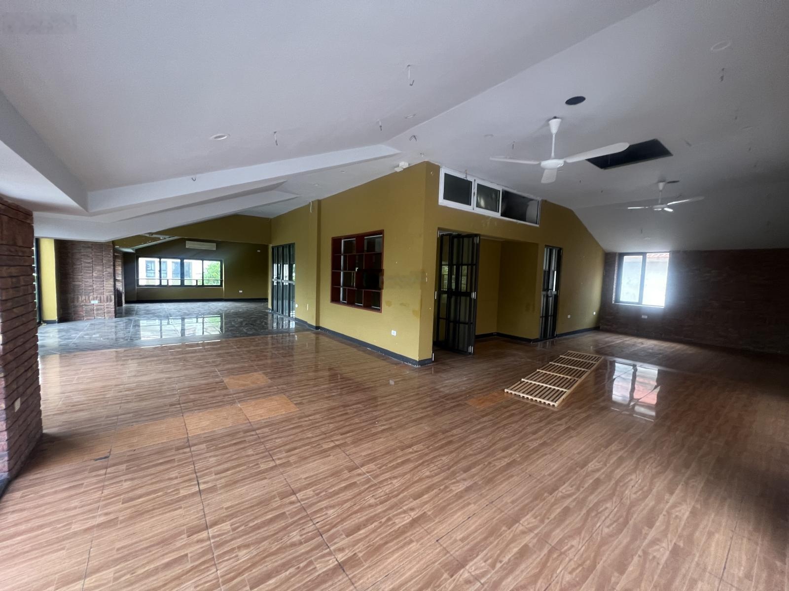 Cho thuê nhà mặt phố Nguyễn Đình Thi view hồ Tây cực đẹp, Diện tích 55m2 x 4 tầng, Mặt tiền 5m