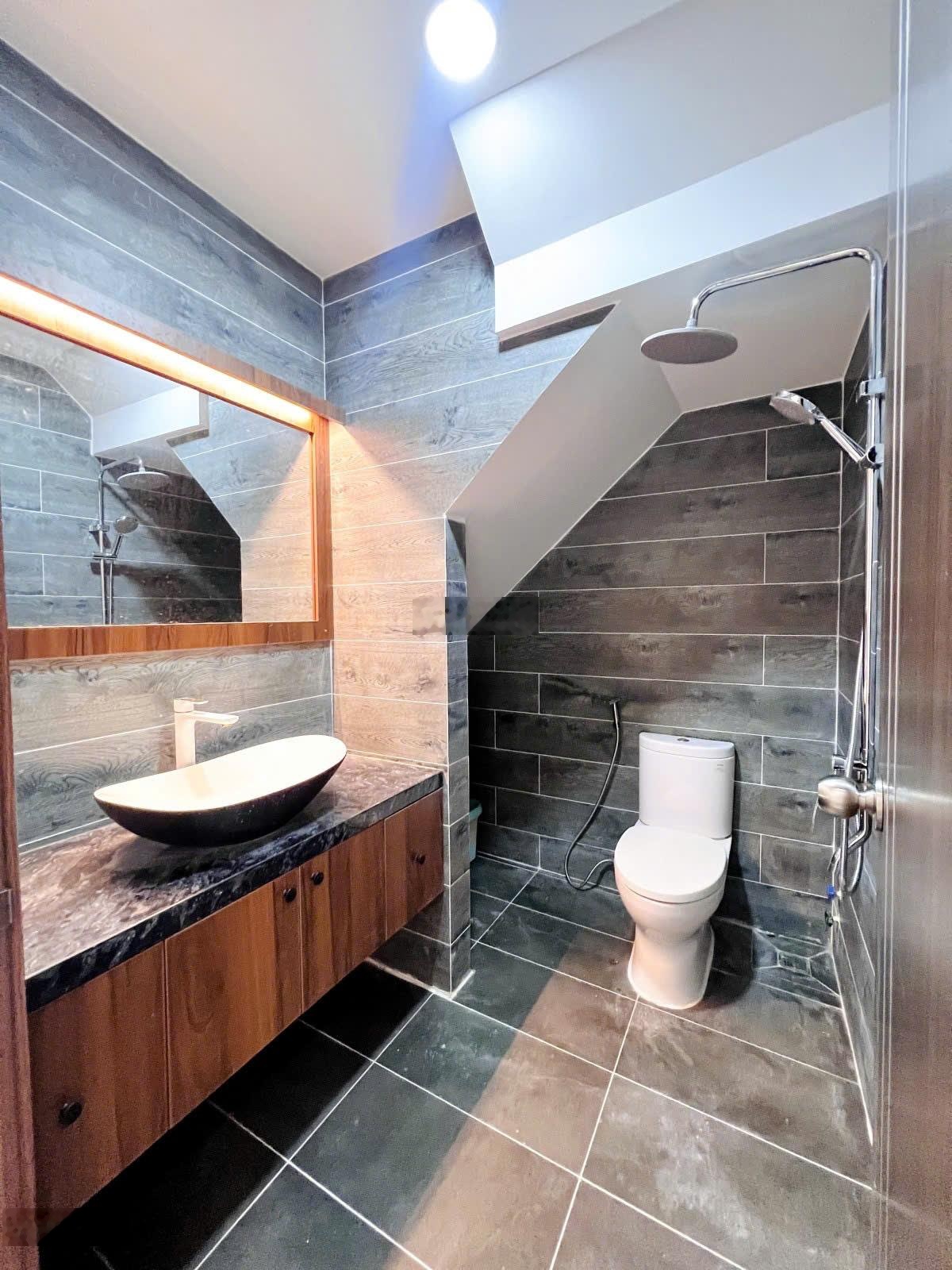 Mặt tiền 12m trần thủ độ - nhà mới 100% 4pn, 3wc, vị trí đẹp xe hơi vào nhà.