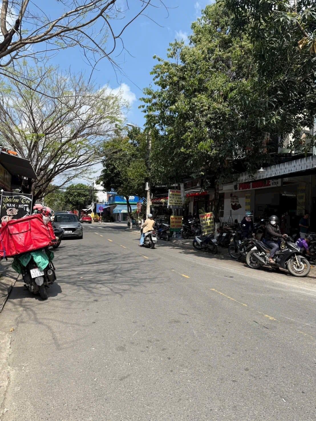 Cần Bán : Văn tiến dũng 10m5 lề 4m lên số nhà 566 hướng :đông Dt: 100m2 (kẹp giữa 2 nhà , khu d