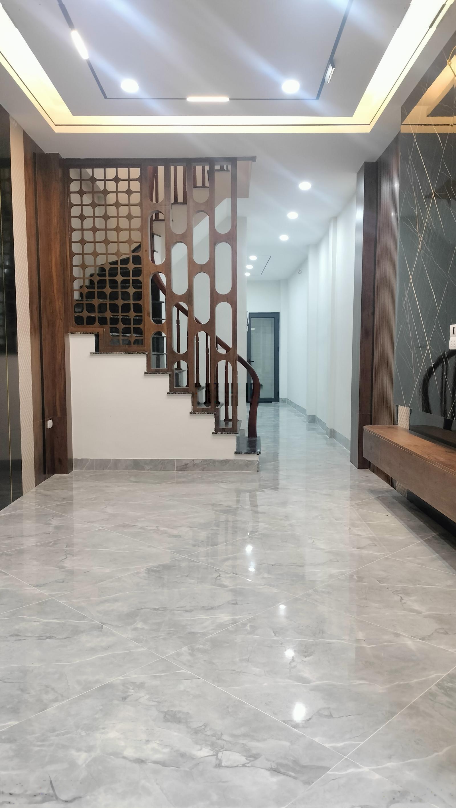 Tư đình long biên 33m5t - ô tô đỗ cửa-công viên hồ trường học- tttm aeon giá 7,8 tỷ 0986969366