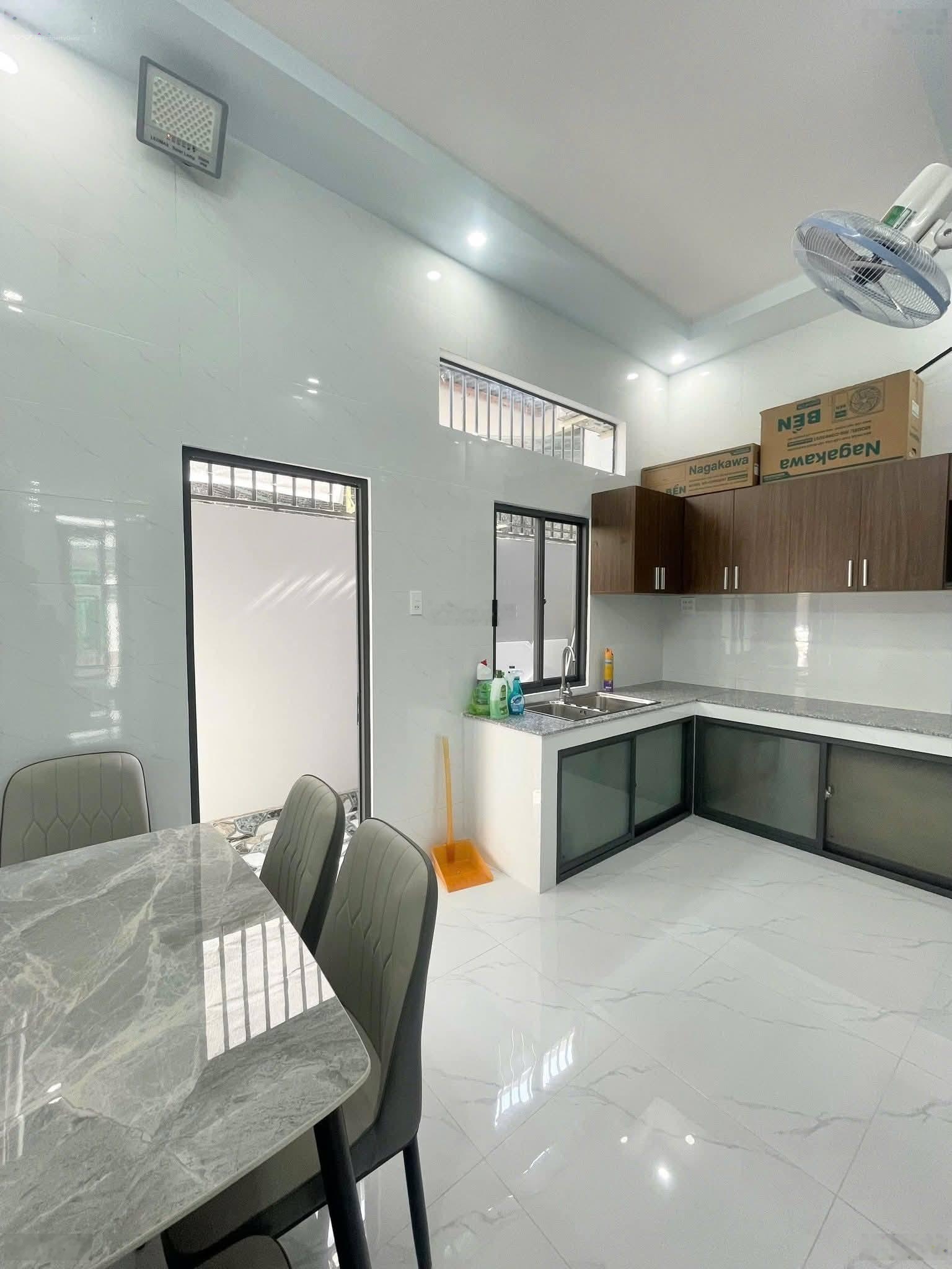 Nhà rộng gạch dán tới trần gần đường lớn 30 tháng 4