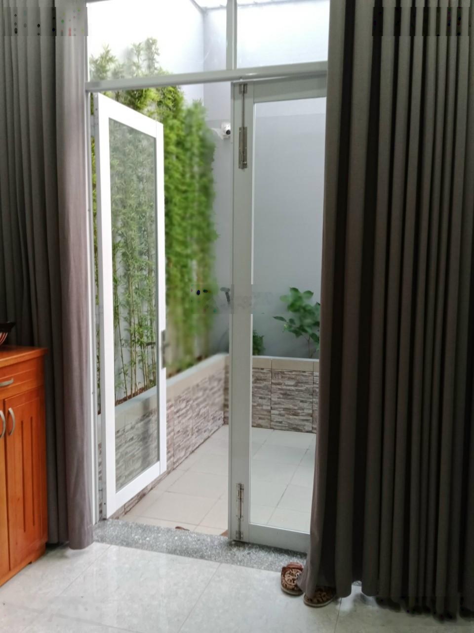 Bán nhà mặt tiền vòng xoay Mỹ Thủy, giao thông cực kỳ thuận lợi, nhà đẹp. Tiện kinh doanh.