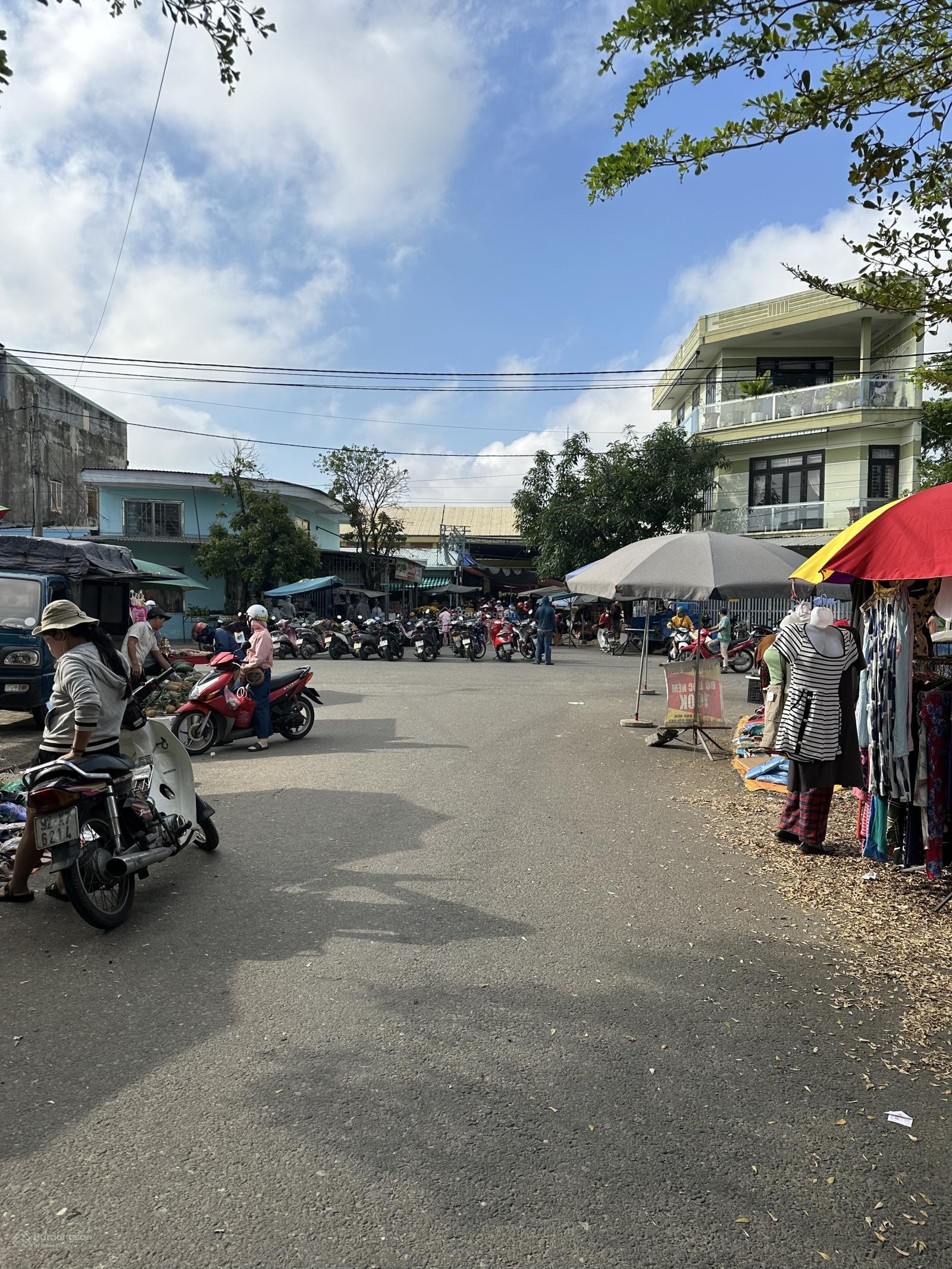 Chính chủ bán gấp lô đất - trục đường kinh doanh phố chợ - cách biển chỉ 800m - giá chỉ 2 tỷ 250