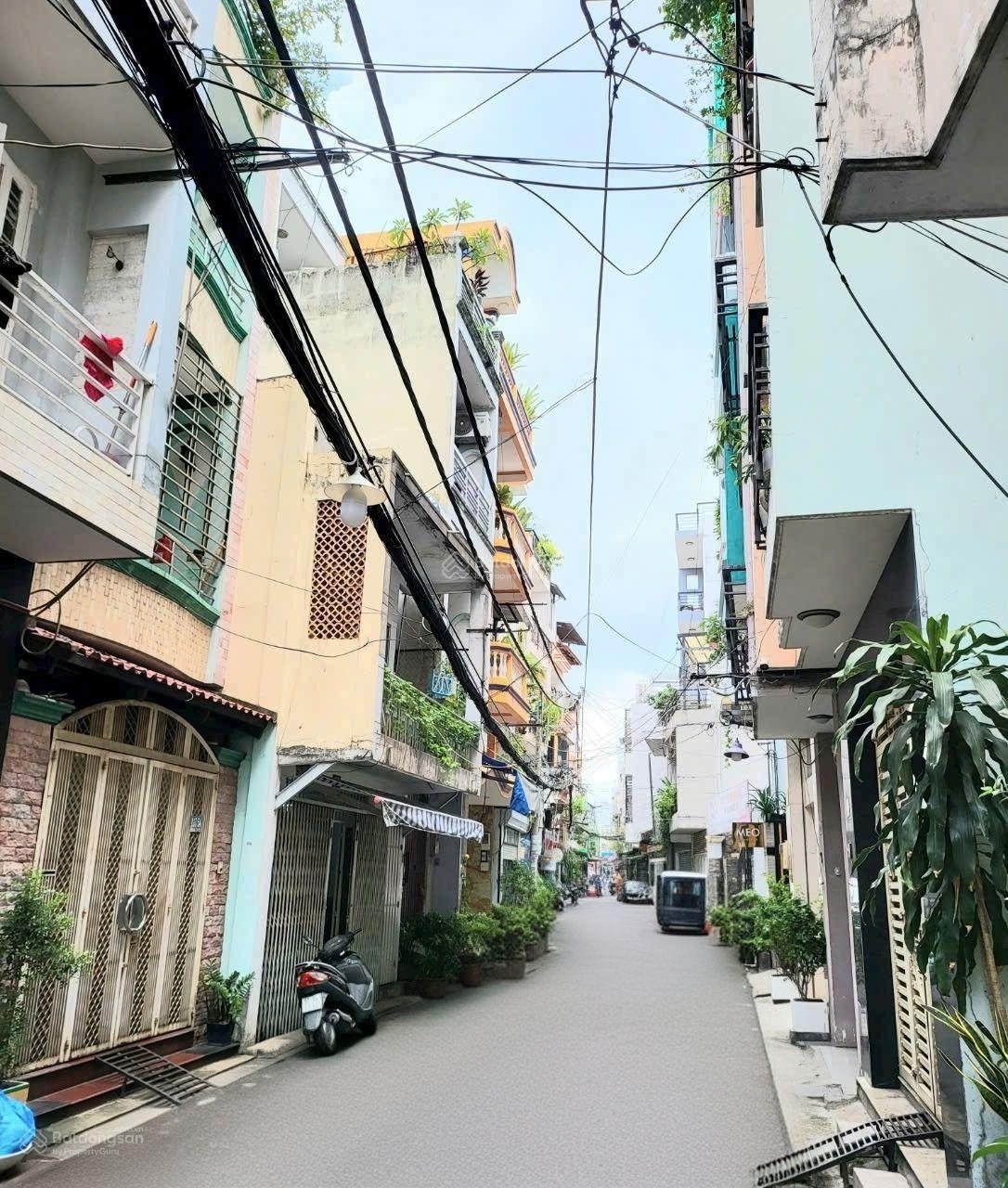 Bán đất! Hẻm đẹp, Hoàng Hoa Thám, Phú Nhuận, Hẻm xe hơi, 4.2x10m, Xây cao tầng - chỉ 7.9 tỷ TL