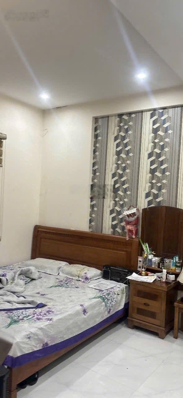 Cần bán: Nhà 3 tầng đường Lê Cao Lãng, gần trường học, bệnh viện, gần chợ, sát Thăng Long Cô