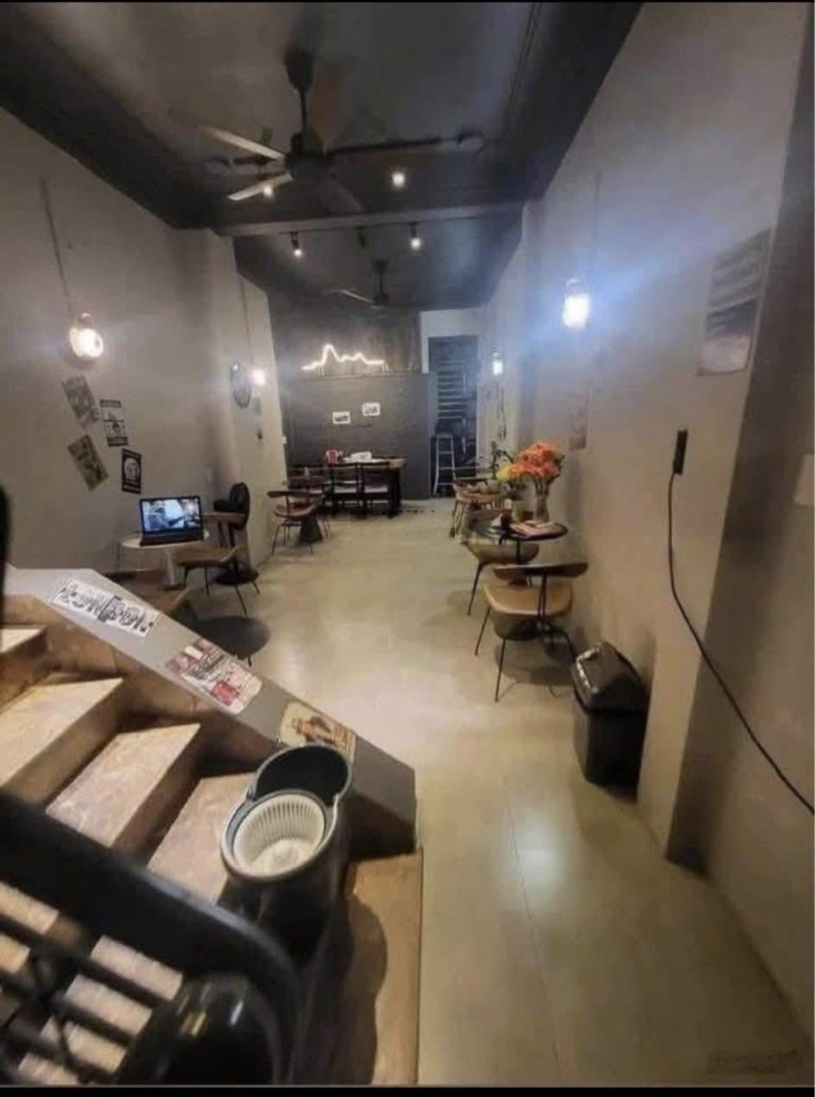 Kẹt tiền cần bán nhà đang cho thuê kinh doanh quán cafe. Nằm ngay chợ Đệm, Bình Chánh