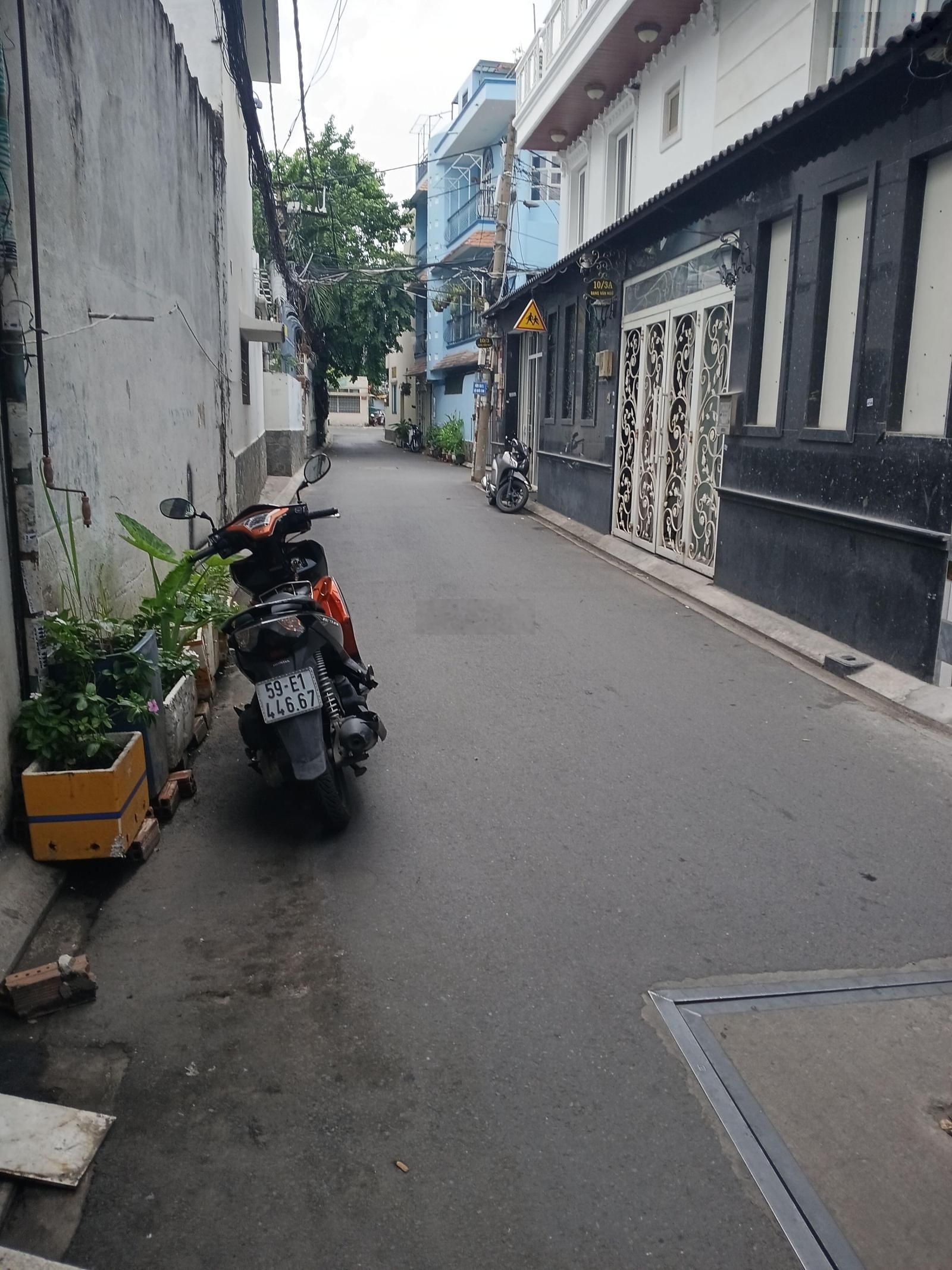 Bán nhà mới, đẹp vào ở ngay, 5 tầng, hẻm ô tô thông, sát Đặng Văn Ngữ, ngang 6m chỉ có 10,5 tỷ.
