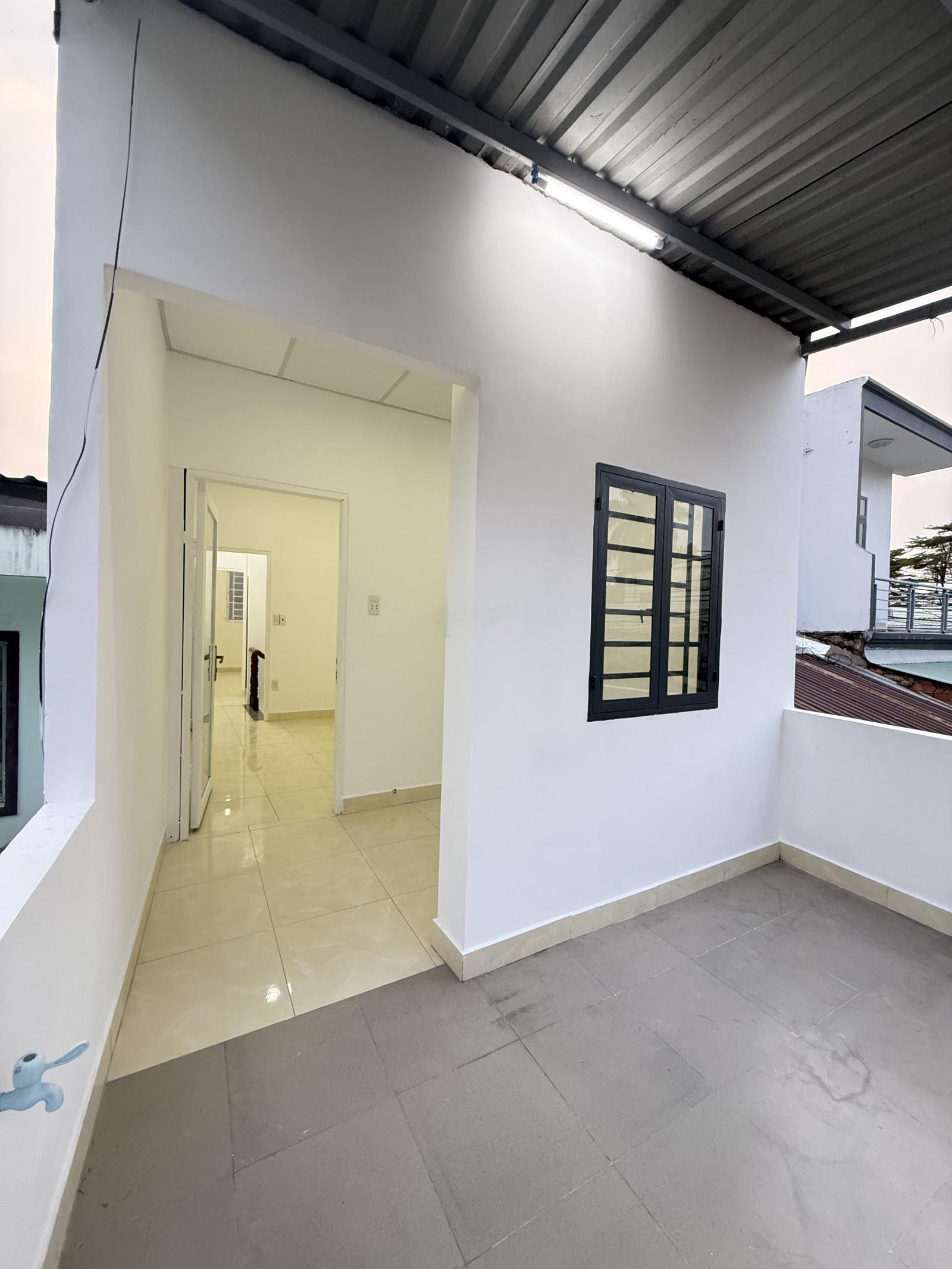 Chính chủ cần bán nhà phố 2 lầu 54.2m2 ngay Coopmark ngã tư Thủ Đức giá 5tỷ hẻm xe hơi thông nhau