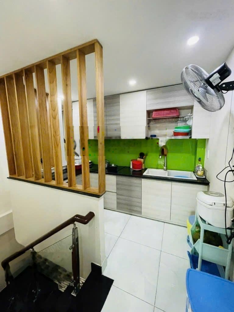 Bán Nhà 133C Hoa Lan, Phú Nhuận, DT 4,5x12m, hầm 4 tầng, giá 16,3 tỷ thấp nhất khu vực đường hoa