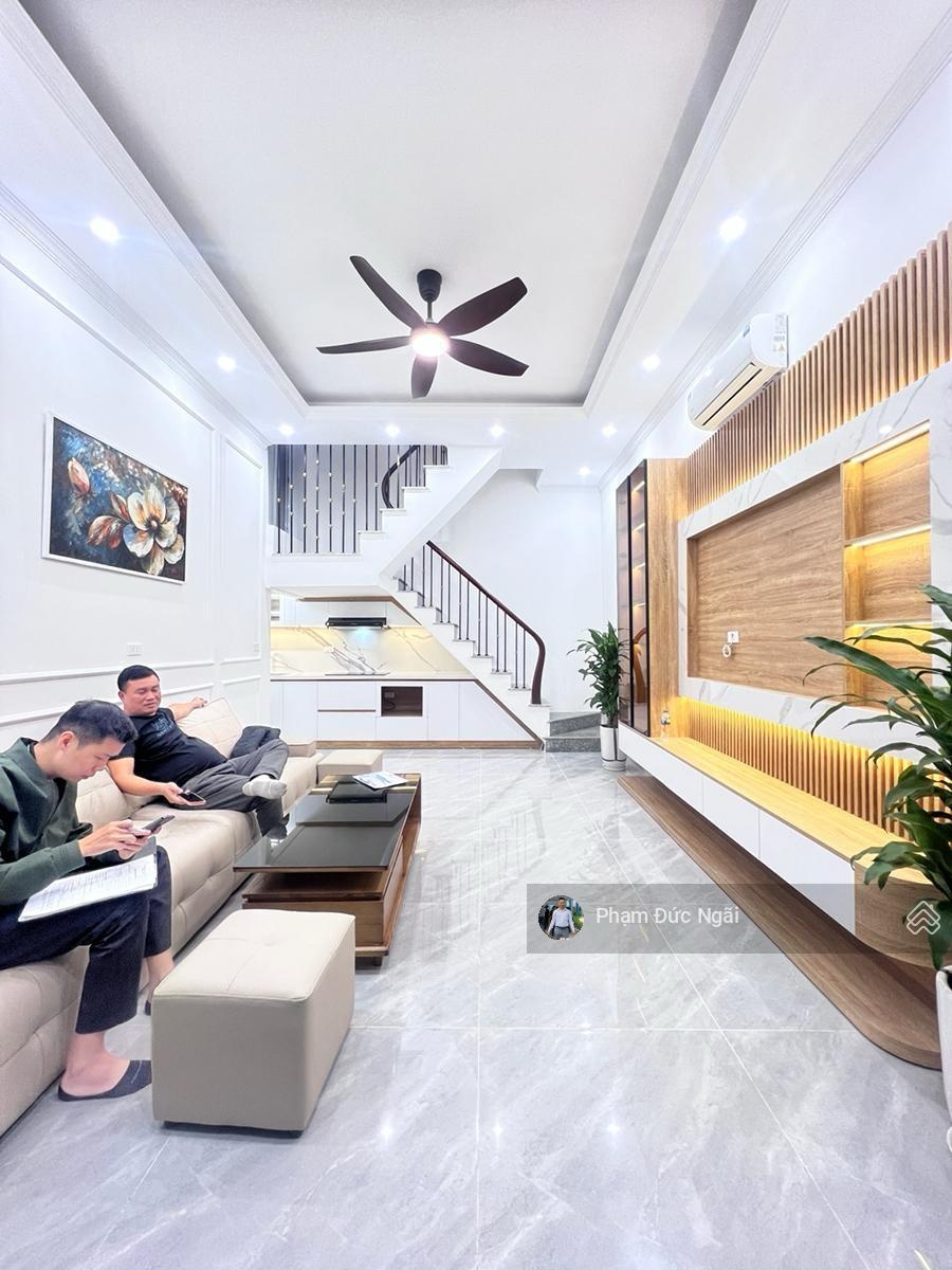 Cần bán nhà hoàng cầu 50m 4 tầng lô góc 2 thoáng vài bước ra hồ phân lô ngõ thông cực hiếm
