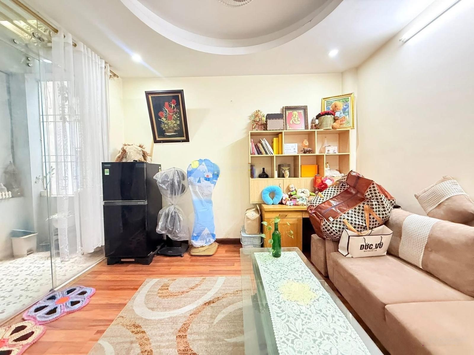 Chính chủ bán nhà phố văn cao, liễu giai, ba đình. gần phố, dt 57m- 5 tầng -mt 5.7m -giá 15.95 tỷ