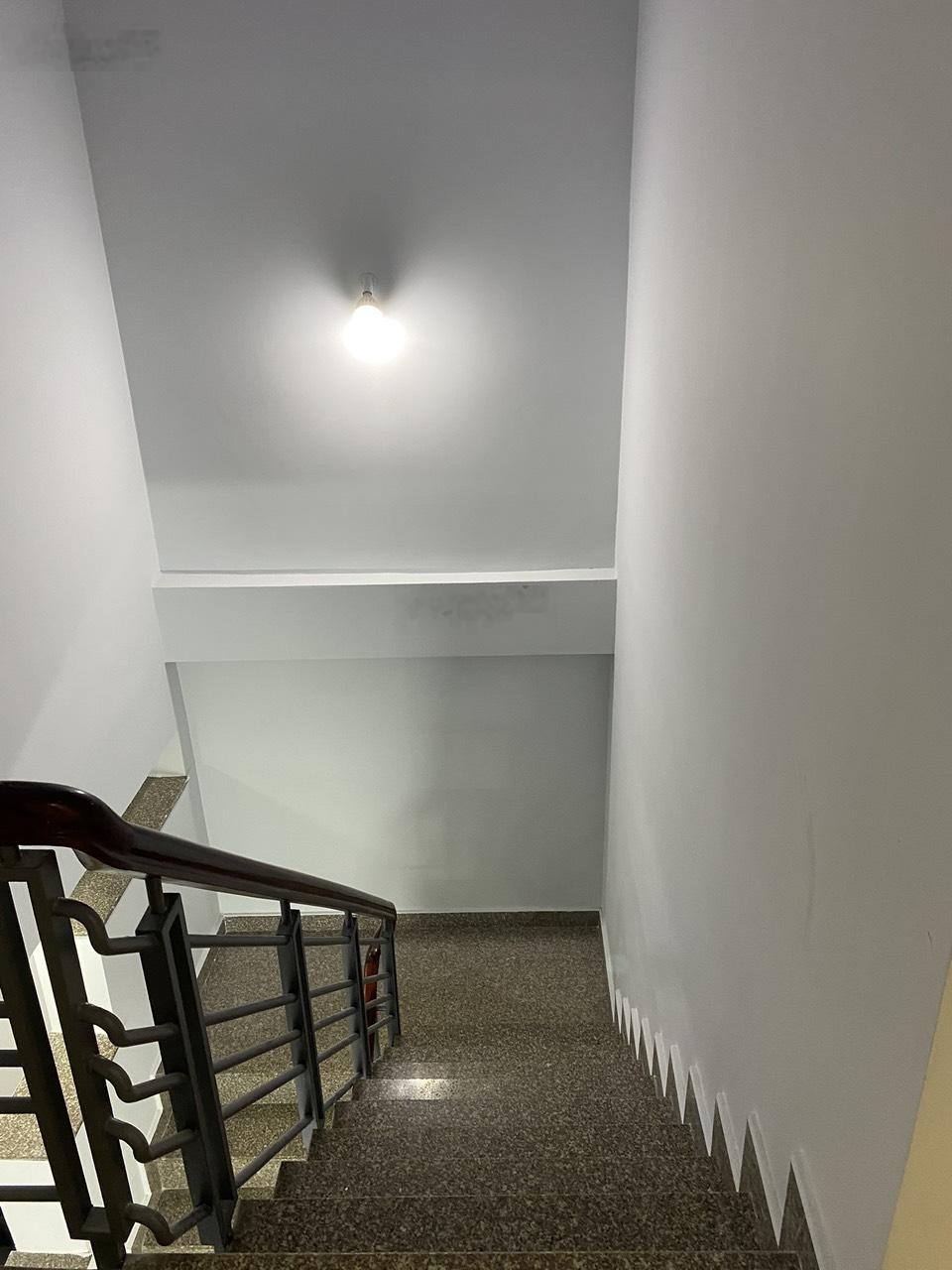 Bán nhà 1 lầu đúc đường Hòa Bình, P Tân Phú, Tp HCM DT: 4m65 x 11m50. Sổ hồng riêng. Giá 5.7 tỷ.