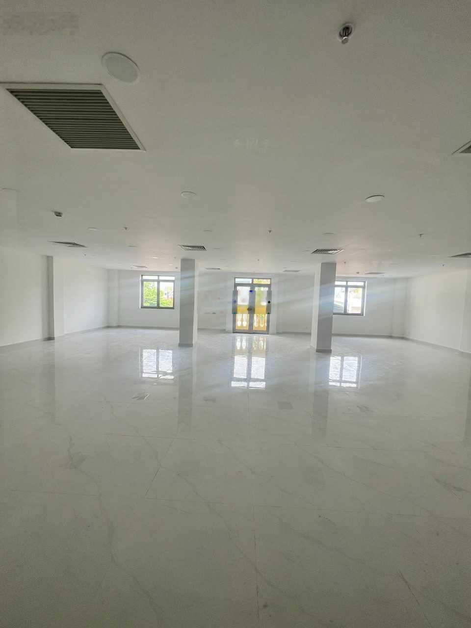 Nhà MT 221 - 223 Nguyễn Trãi P. Nguyễn Cư Trinh Quận 1 DT: 12x20m 1 trệt 2 lầu giá thuê thỏa thuận