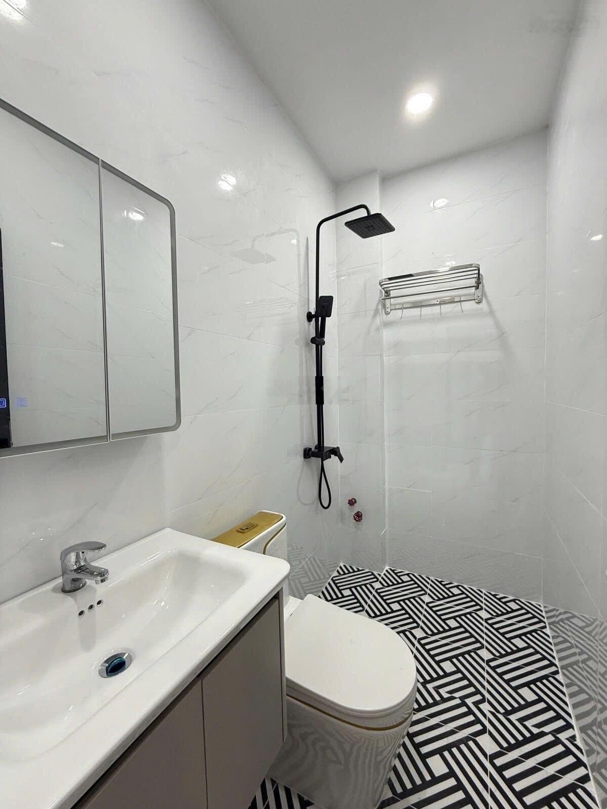 Định cư nước ngoài, cần bán gấp nhà dt 52m2, 990tr, ql13, hiệp bình phước, thủ đức, shr, gần chợ.