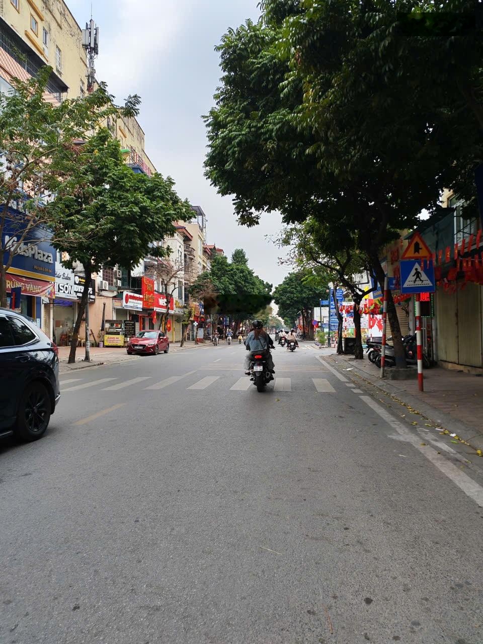 12.25 tỷ, Phố Sài Đồng, mt 6.6m, 42m2, ô tô tránh Phân lô vuông vắn, ở sướng