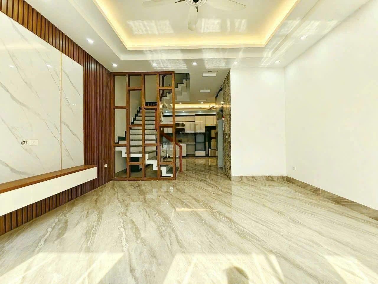 Ngọc Thụy - Nhà 82m2 Xây 5 Tầng, Thang Máy - 6 Ngủ - Full Đồ - Ô tô tránh