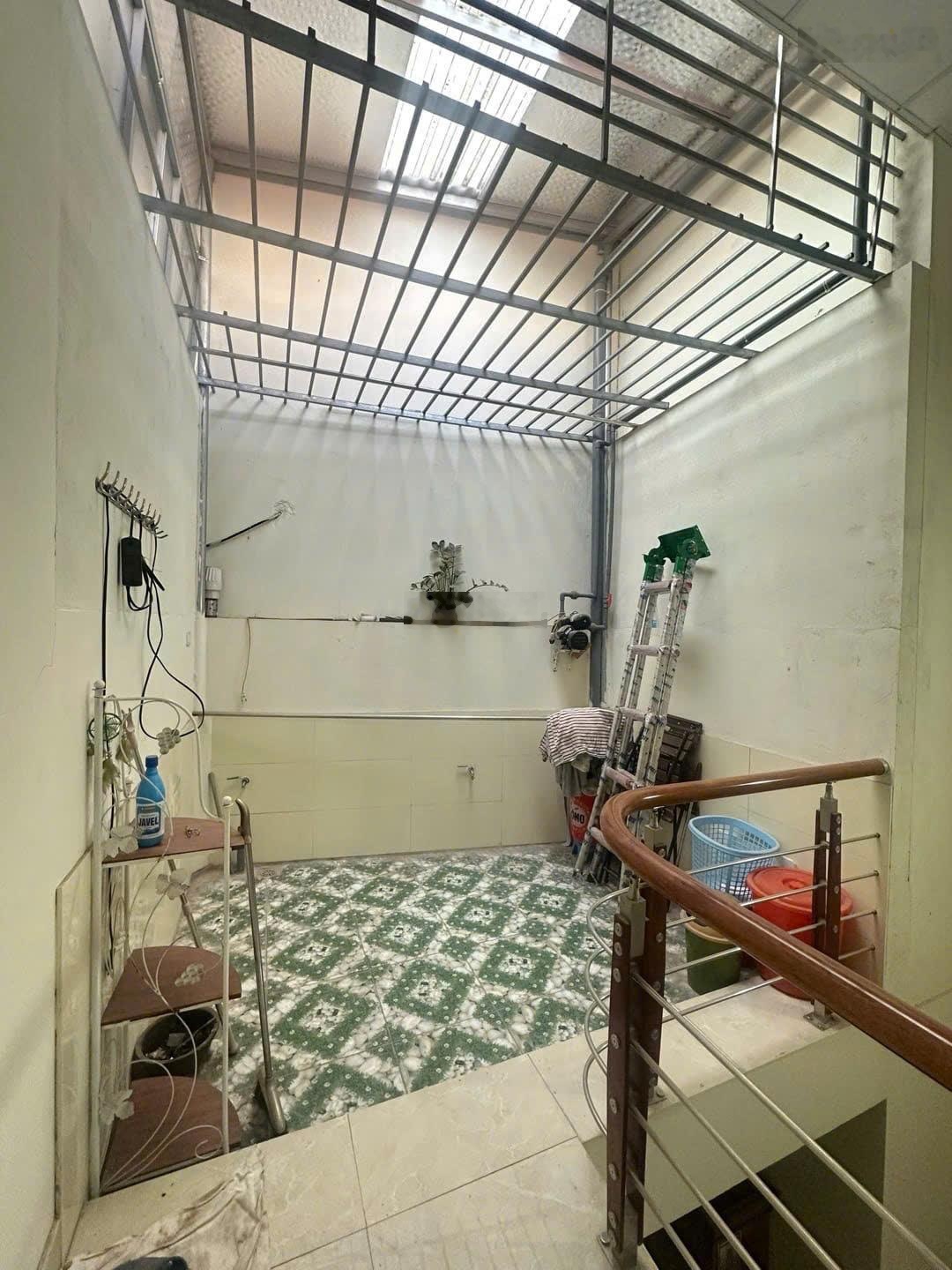 Nhỉnh 5 tỷ! Bán nhà cực hiếm dân xây ngõ ba gác ngay cổng làng Văn Phú Hà Đông 31m2 giá đầu tư