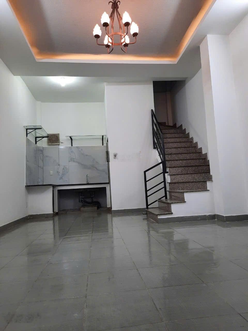 Cho thuê nhà Kha Vạn Cân gần chợ Thủ Đức 1 trệt 1 lầu, 2PN, 2WC, giá 8tr