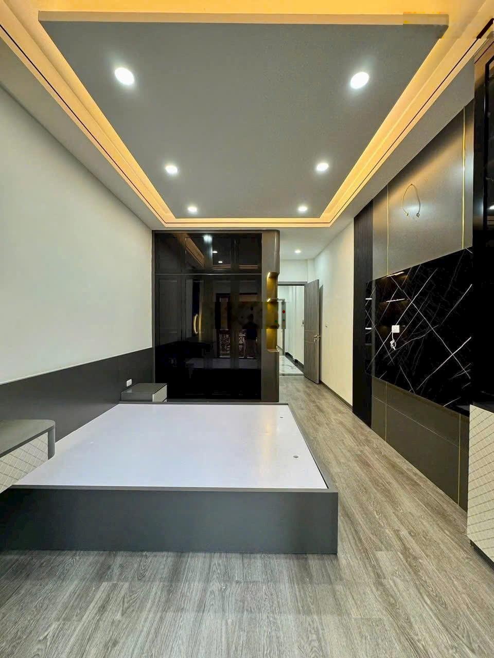 Tôi bán nhà phân lô Phố Tân Mai, Hồ Đền Lừ. 56m2, 5 tầng thang máy, trước nhà đỗ 5 ôtô, giá 17.2 tỷ